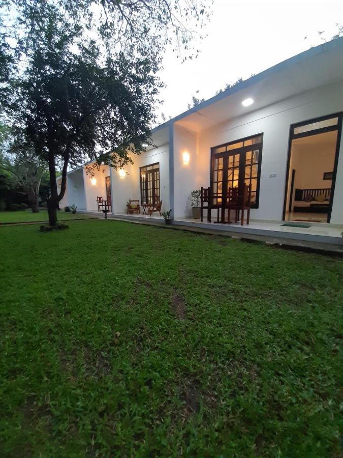 Hotel Chanara Sigiriya Buitenkant foto